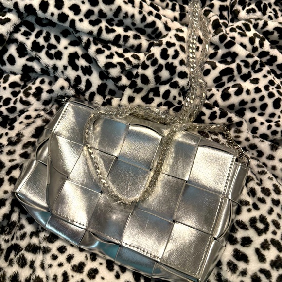 Silver crossbody bag w/ Chain - Picture 1 of 4